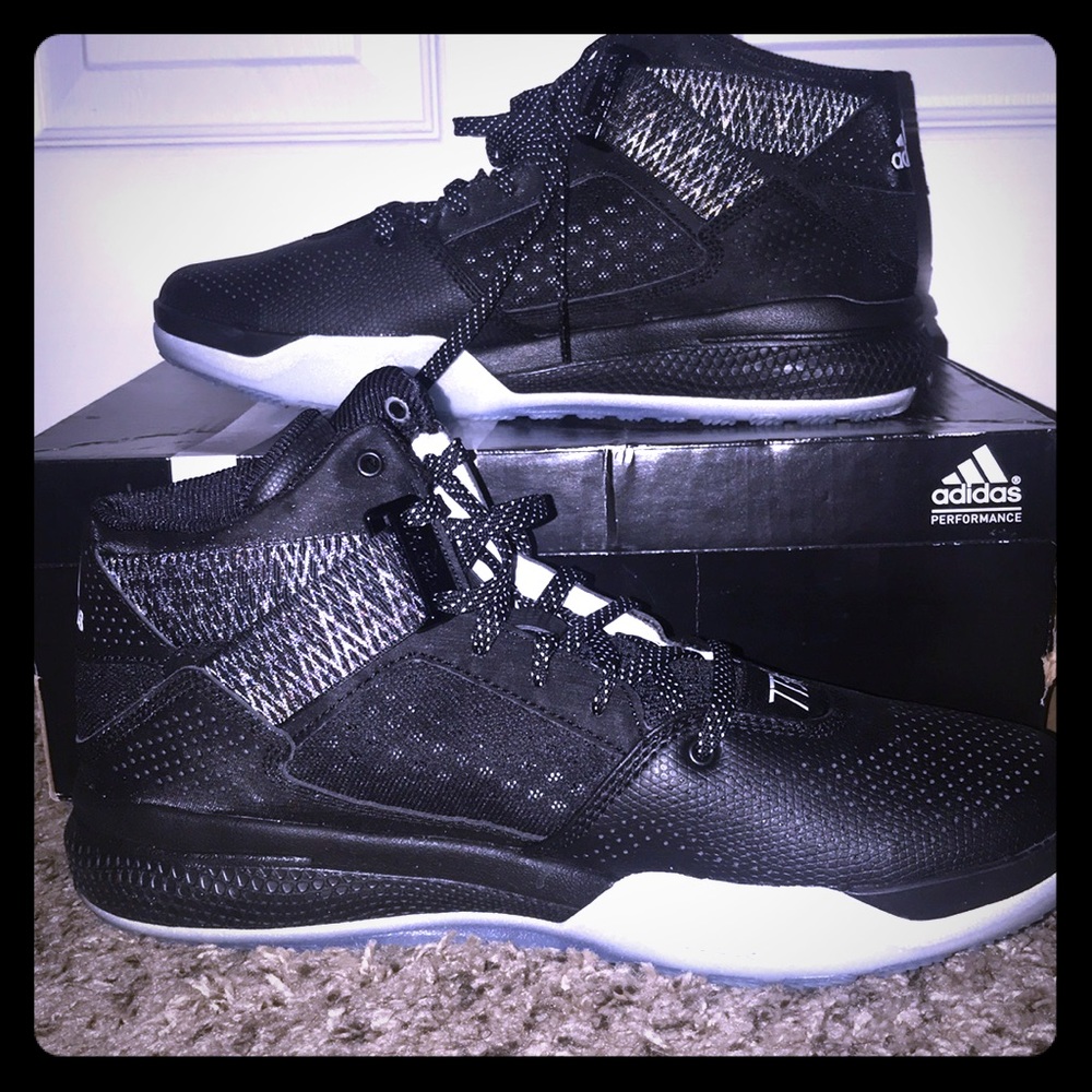Derrick Rose basketball shoes